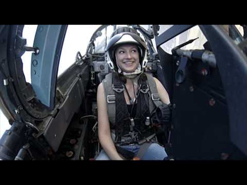 Видео: Небо самолет девушка