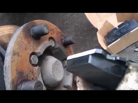 Видео: Замена передних колодок БАВ Как заменить колодки BAW