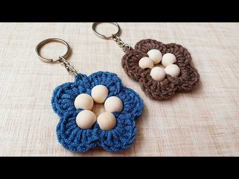 Видео: Брелок-цветок крючком с деревянными бусинами.