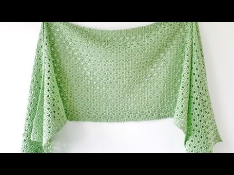 Видео: Как связать новую простую шаль необычного дизайна крючком пошагово для начинающих.