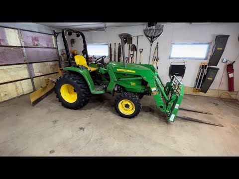 Видео: Замена топливных фильтров John Deere 3032 (2015)
