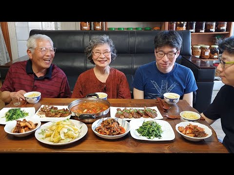 Видео: Тушеное кимчи из кальмаров мукбанг, приправа для свинины, зелень кедра, кимчи, семейный мукбанг