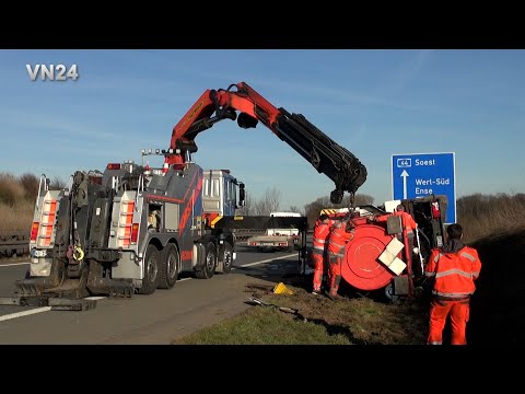 Видео: VN24 - Специальный всасывающий грузовик-цистерна опрокидывается на бок в канаве на A44