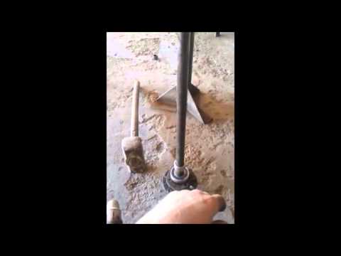 Видео: Замена подшипника полуоси на автомобиле Москвич