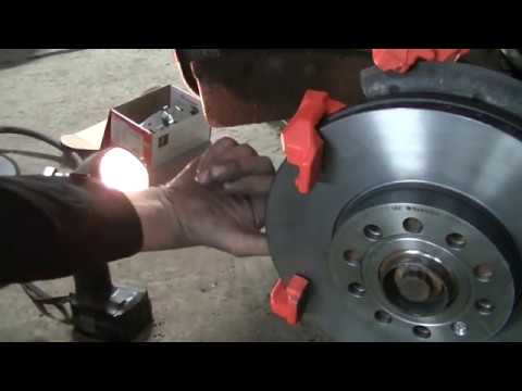 Видео: Замена тормозных передних дисков и колодок Audi A3 Sportback