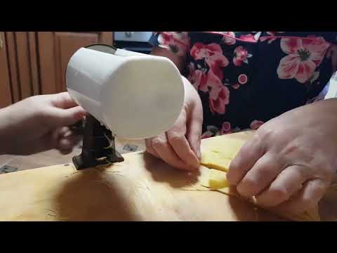 Видео: Нарезка лапши с помощью лапшерезки Фильм 2