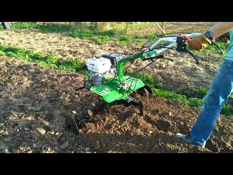 Видео: УЧУСЬ ФРЕЗЕРОВАТЬ МОТОБЛОКОМ, Aurora Country 1400, Май 2018