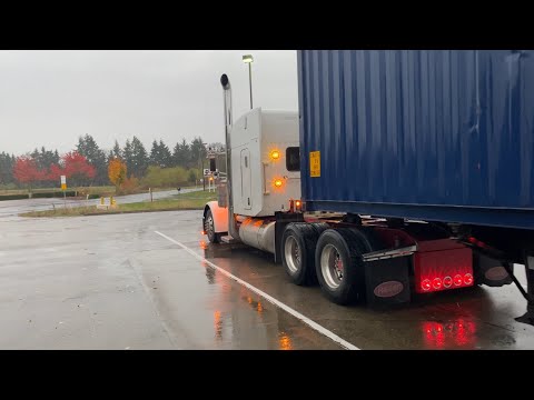 Видео: October 31, 2025 работа в пятницу на классике Peterbilt 389 C15 Cat￼￼￼￼