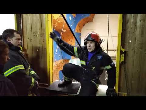Видео: Занятия с пожарной веревкой. Самоспасение.