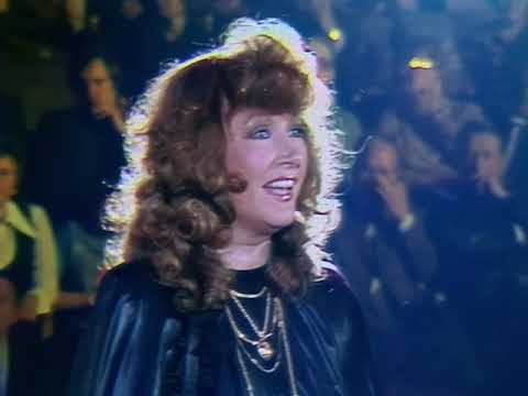 Видео: "Миллион алых роз" Алла Пугачева 1982 con subtítulos en español - ruso