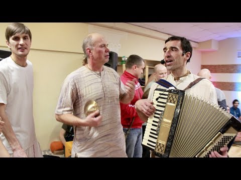 Видео: Весёлый киртан от маэстро Арджуны Кришны даса на киртан-меле в Екатеринбурге