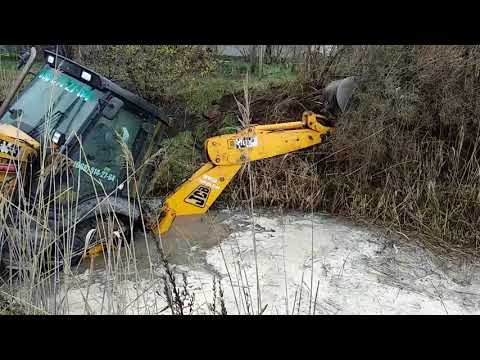 Видео: Экскаватор копал пруд.  Но что-то пошло не так...