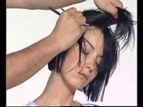 Видео: Как постричь каре с прямой челкой. As bob haircut with straight bangs