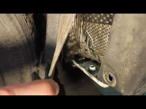 Видео: Сверлим отверстие в переднем крыле,защита  от грязи коррозии Рено Логан Степвей .