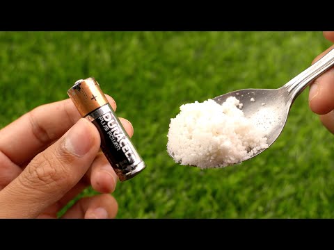 Видео: Никогда не покупайте новые батарейки! Просто используйте соль, и ваши старые батарейки можно будет и