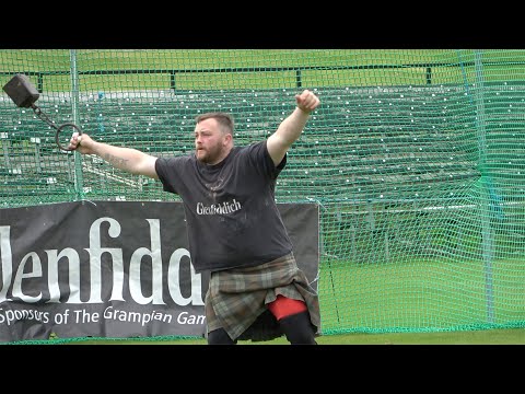 Видео: Чемпионы турнира Scottish Heavy соревнуются на #VirtualHighlandGames 2020 на площадке Braemar Gat...