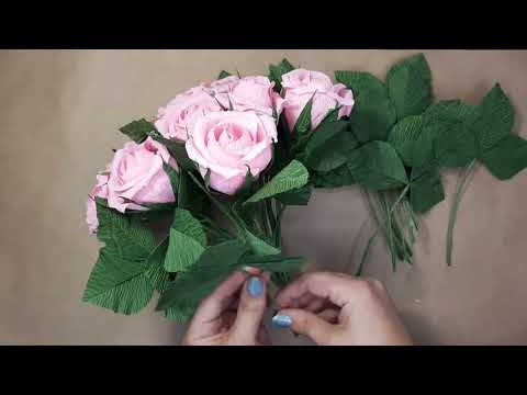 Видео: Букет из конфет. Розы из гофрированной бумаги с конфетой.