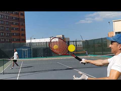 Видео: Разбор одноручного удара слева (one-handed backhand) любителя в большом теннисе