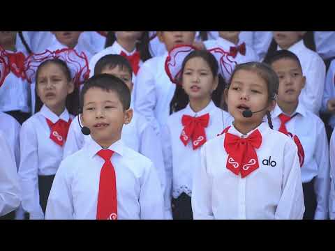 Видео: 1000 оқушы хормен ән шырқады 