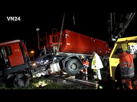 Видео: VN24 - Грузовик пробивает три ограждения после того, как лопнула шина на A44