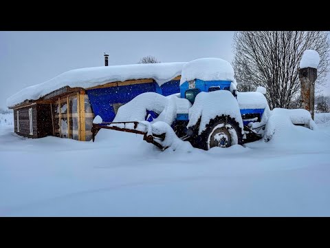 Видео: ТРАКТОР ПРОТИВ МЕТРОВЫХ СУГРОБОВ!  Чистил до Ночи, а ЖЕНА в одиночку вышла со снегоуборщиком!