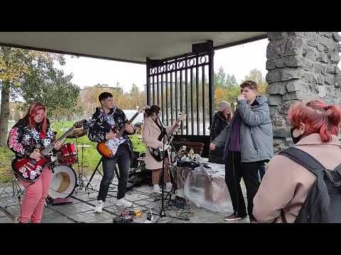 Видео: Местная молодежная группа выступила на день города Оленегорск. Название группы пока не выяснила(