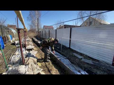 Видео: Снятие зимнего укрытия с поднятой гряды.