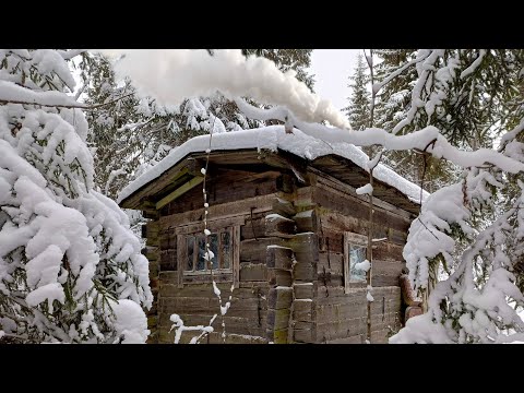 Видео: НОЧЁВКА В СТАРОЙ ПРОГНИВШЕЙ ИЗБЕ В МОРОЗ. РЫБАЛКА В ТАЙГЕ.