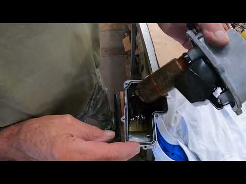 Видео: Mercury 60 л.с. 4-тактный двигатель. Проблемы с топливным насосом. Часть 1.