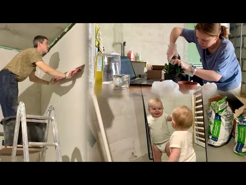 Видео: Переезд в СЕЛО #6 🏡 Первая ШПАКЛЁВКА | Пересаживаю ЦВЕТОК | РУМТУР