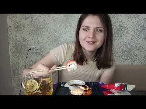 Видео: МУКБАНГ 🍣 кушаем ролы и отвечаем хейтерам 😈