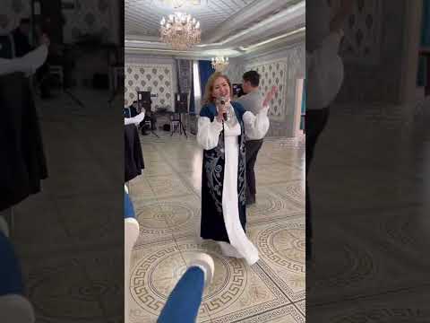Видео: Айсұлу ханым соңынан ерген бауырының тойында ән арнап дүйім жұртты таң қалдырды #менің бауырым