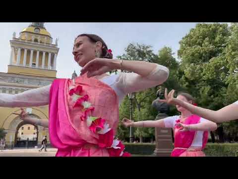 Видео: Харинама в Питере 30.06.2024, Дворцовая площадь / Harinama in St. Petersburg 06/30/2024