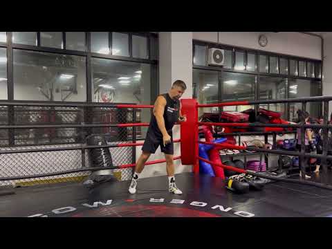 Видео: Как выставить нокаутирующий удар с гантелями?