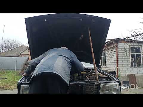 Видео: Ауди 100 C3 / Запуск двигателя после долгого простоя /2.