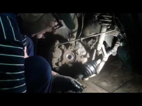 Видео: HONDA CR- V меняем пыльник шруса, с- блоки верхнего рычага