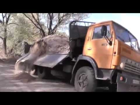 Видео: Привоз песка на дорогу. Затем будет укладываться щебенка. Сибирская деревня