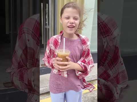 Видео: Сегодня непогода. Зашли в старбакс 