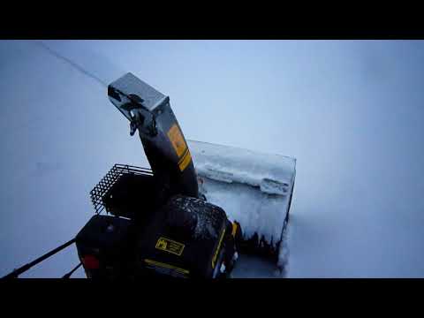 Видео: Снегоуборщик Champion ST 556 в работе