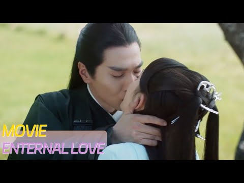 Видео: Он ошибочно подумал, что она собирается прыгнуть в реку, поэтому остановил ее и поцеловал!