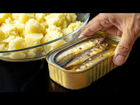 Видео: Просто три картошки и консервированные сардины! Это блюдо очень простое!
