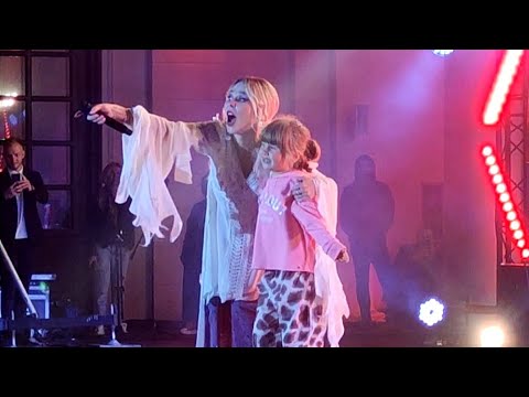 Видео: Пелагея и Таисия - Валенки. ВДНХ 15.07.2023