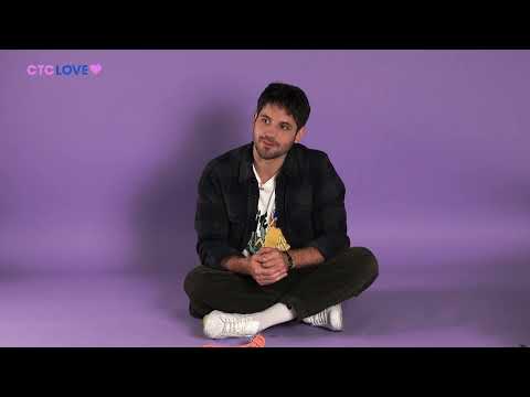 Видео: Безумно можно быть милым. Марк Богатырев в окружении щенков отвечает на самые важные вопросы