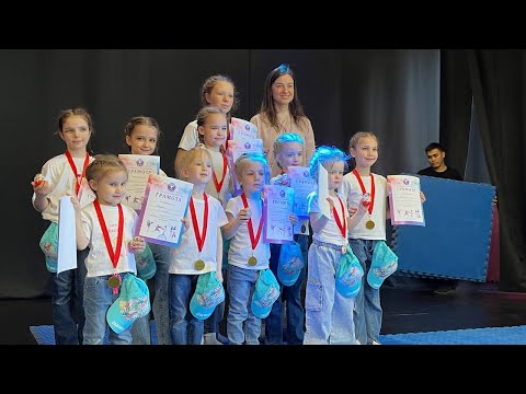 Видео: "Ходит песенка по кругу" - исполняет детский хореографический коллектив "Солонка"