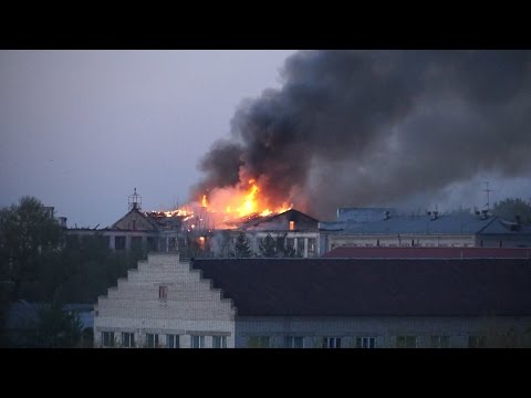 Видео: В Копейске сгорели магазин и училище