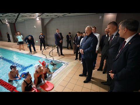 Видео: Лукашенко в бассейне: Больше буду плыть! Заразили вы меня!