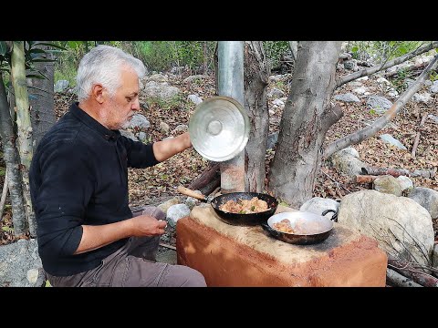 Видео: Сбор грибов и приготовление пищи в лесу | Рецепты с курицей и грибами