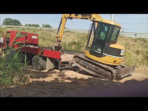 Видео: Монтаж колец мини экскаватором.