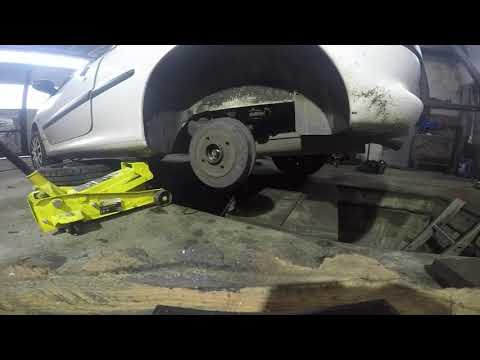 Видео: Как самому поменять задние тормозные колодки,барабаны и тросы ручника PEUGEOT 206