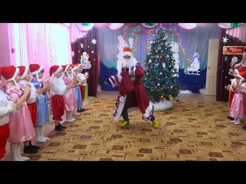 Видео: Вход на Новогодний праздник: "Новый год к нам мчится"